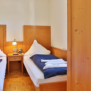 Zimmer mit zwei Einzelbetten